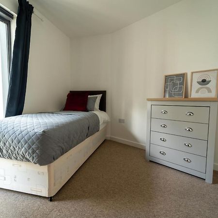 Spacious Apartment In Woking Town Centre Exterior photo