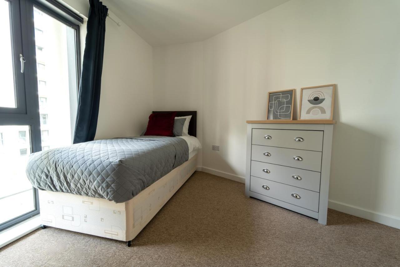 Spacious Apartment In Woking Town Centre Exterior photo