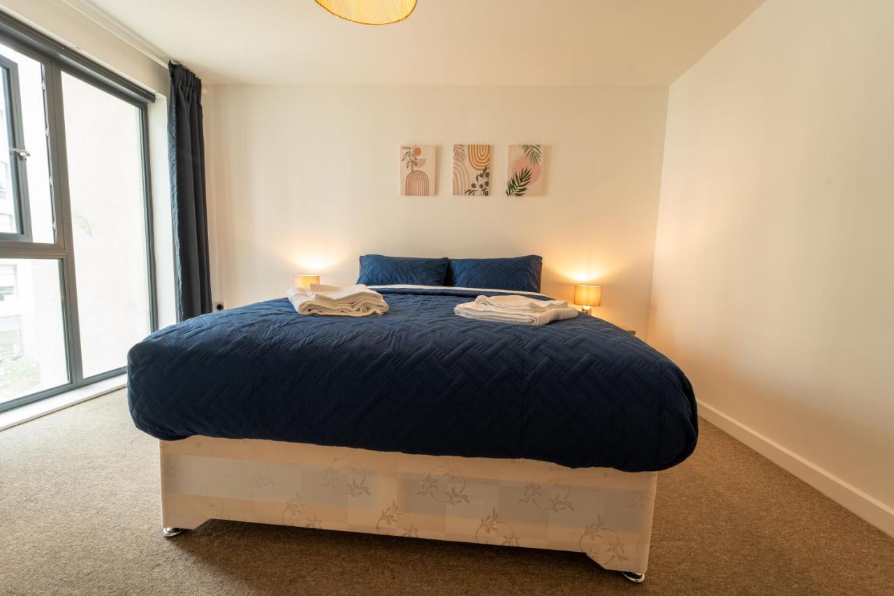 Spacious Apartment In Woking Town Centre Exterior photo