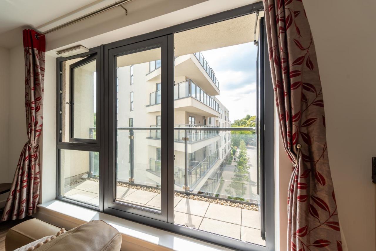 Spacious Apartment In Woking Town Centre Exterior photo