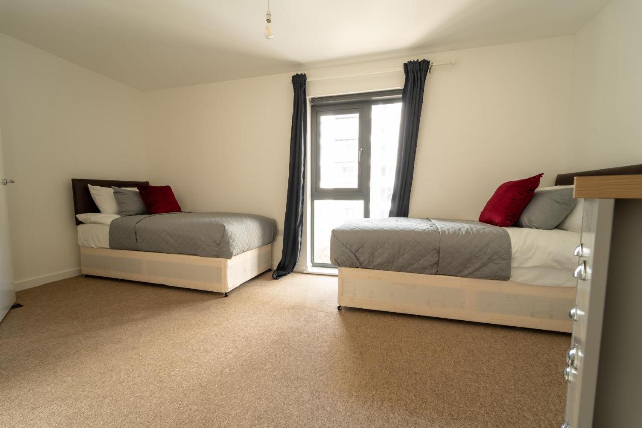 Spacious Apartment In Woking Town Centre Exterior photo