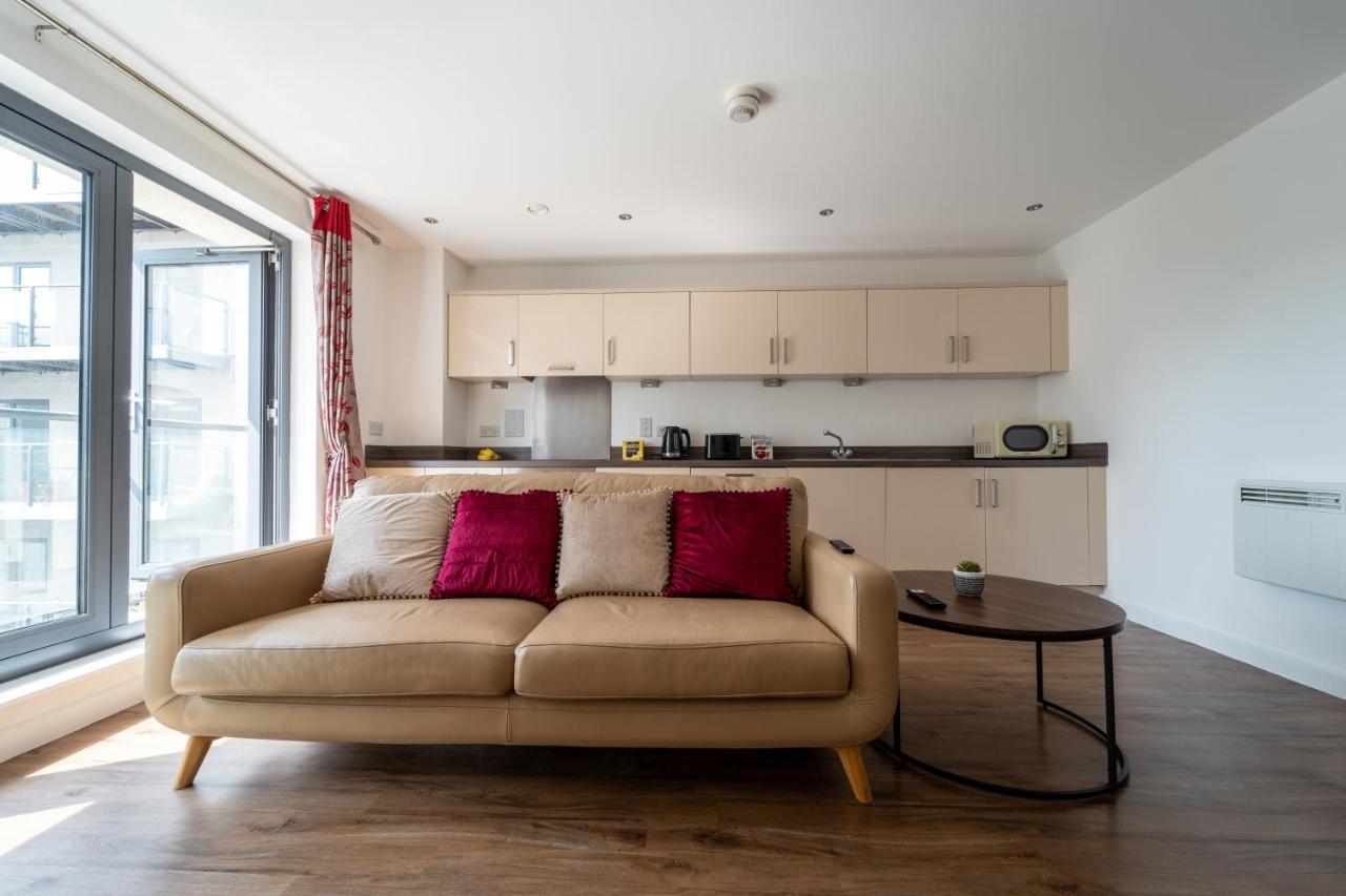 Spacious Apartment In Woking Town Centre Exterior photo