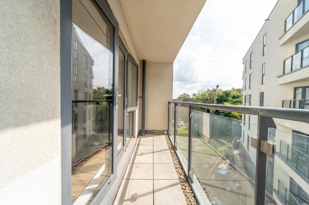 Spacious Apartment In Woking Town Centre Exterior photo