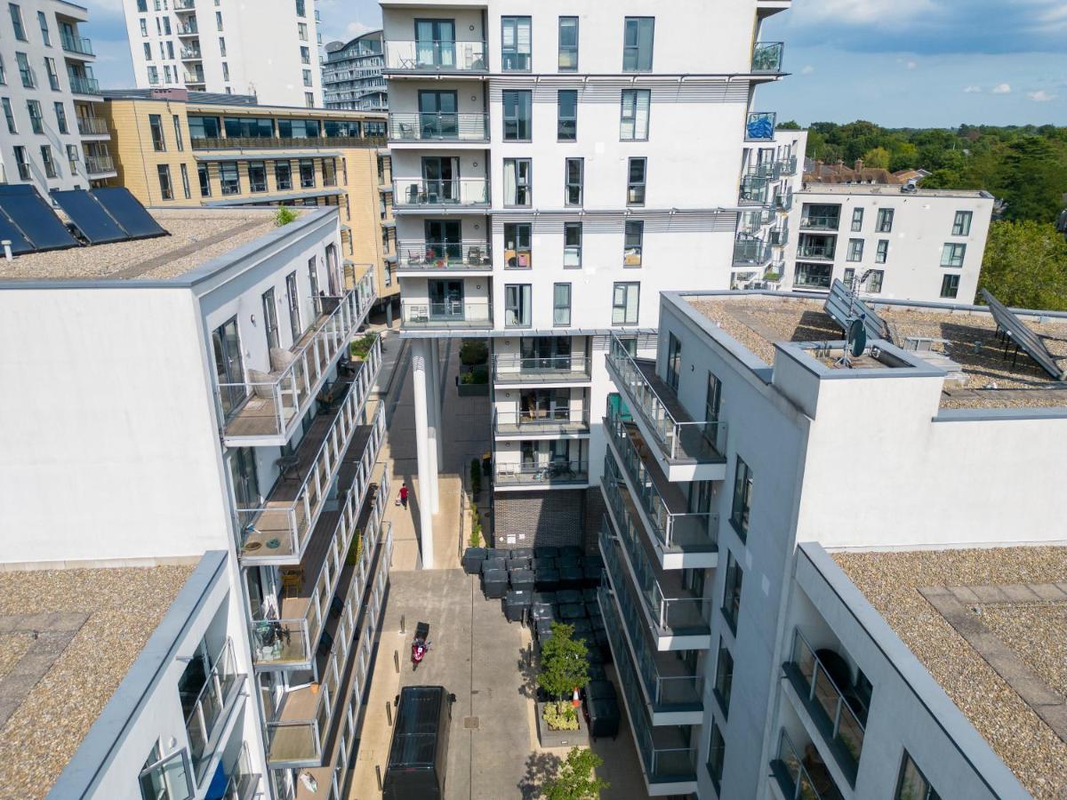 Spacious Apartment In Woking Town Centre Exterior photo