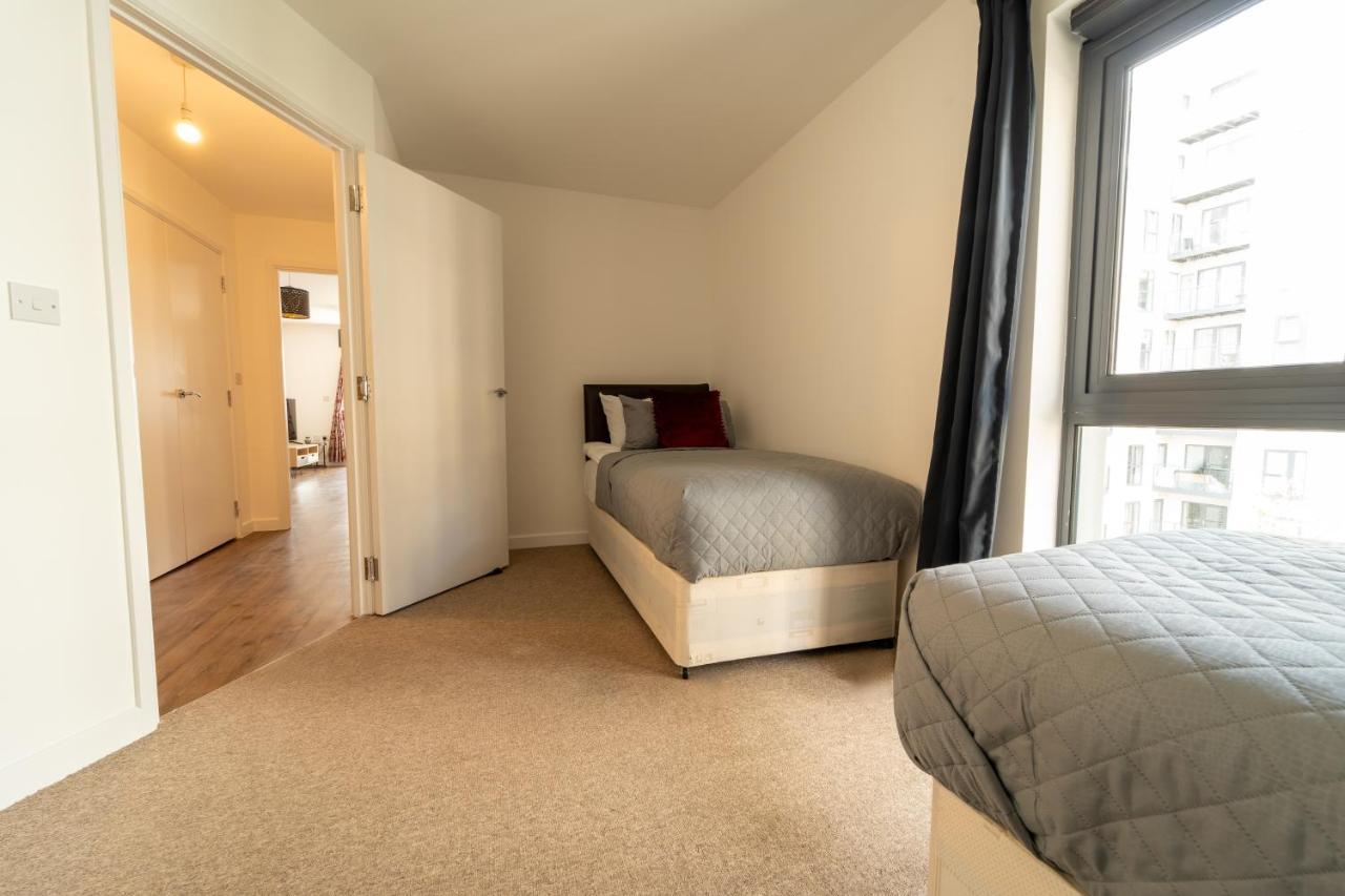 Spacious Apartment In Woking Town Centre Exterior photo