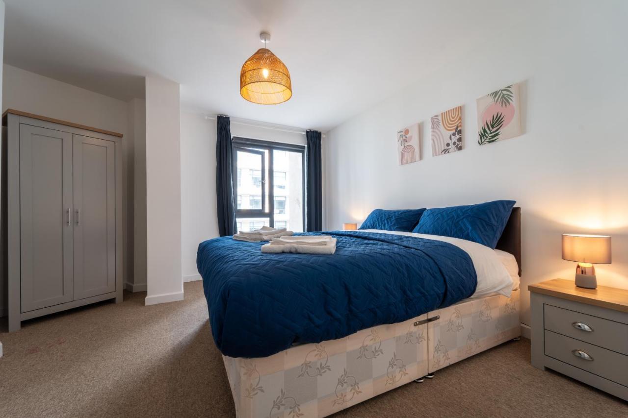 Spacious Apartment In Woking Town Centre Exterior photo
