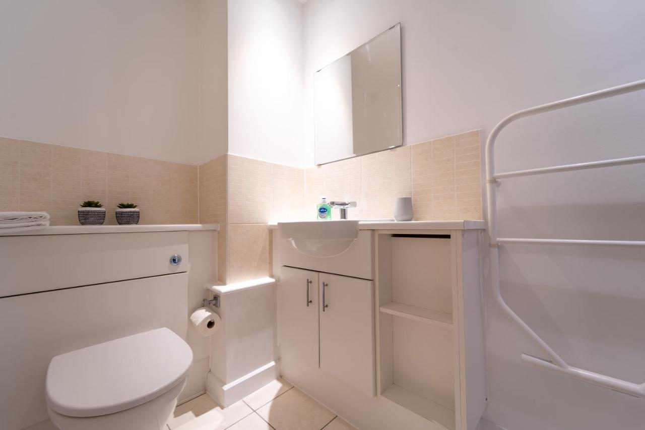 Spacious Apartment In Woking Town Centre Exterior photo