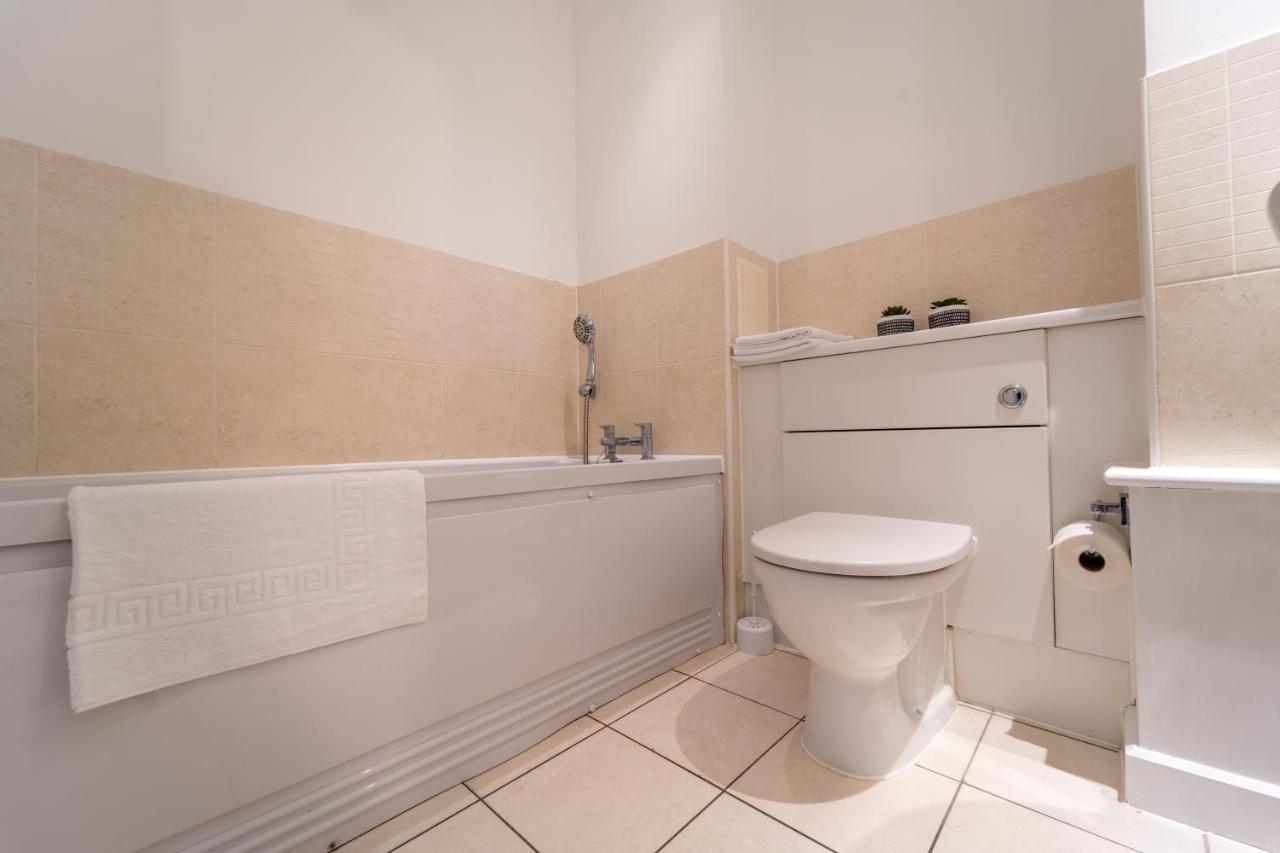 Spacious Apartment In Woking Town Centre Exterior photo