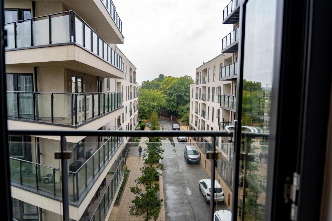 Spacious Apartment In Woking Town Centre Exterior photo