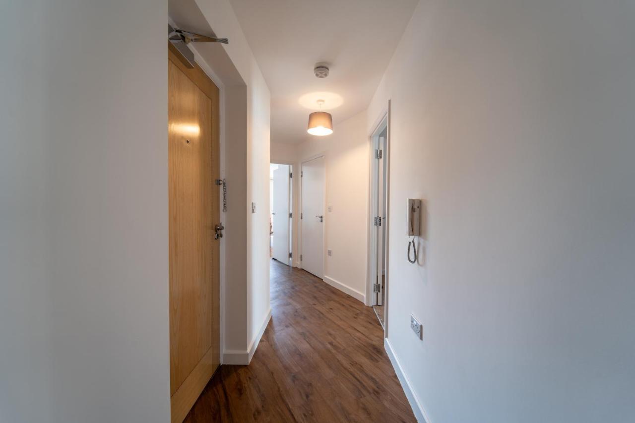 Spacious Apartment In Woking Town Centre Exterior photo