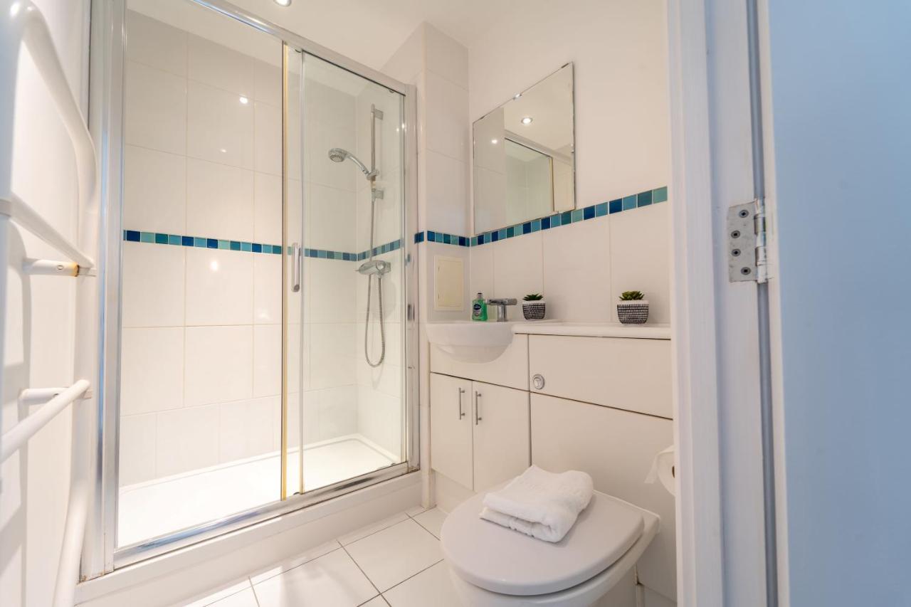 Spacious Apartment In Woking Town Centre Exterior photo